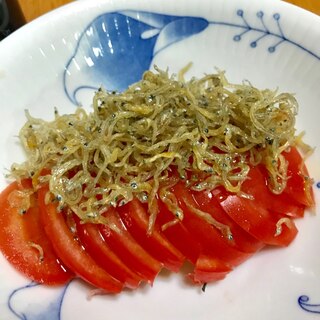 夕飯に簡単、カリカリジャコをのせた冷やしトマト